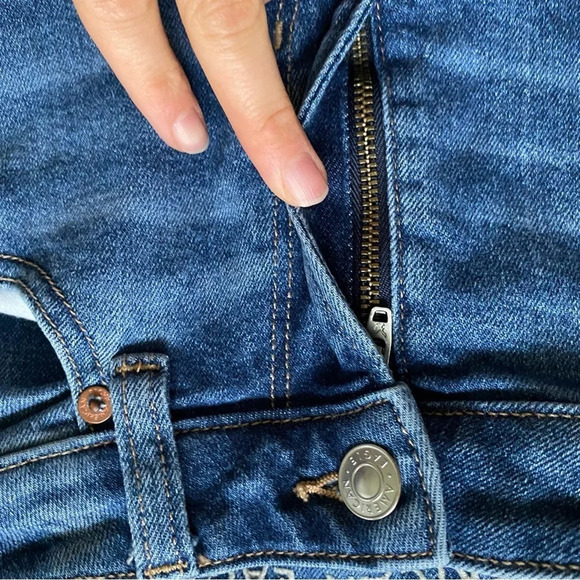 AMERICAN Eagle High Rise Mom Jean  Medium wash Size 00 Short - Picture 8 of 13